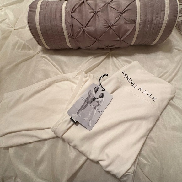 KENDALL & KYLIE ACTIVE LEGGINGS - Picture 3 of 3